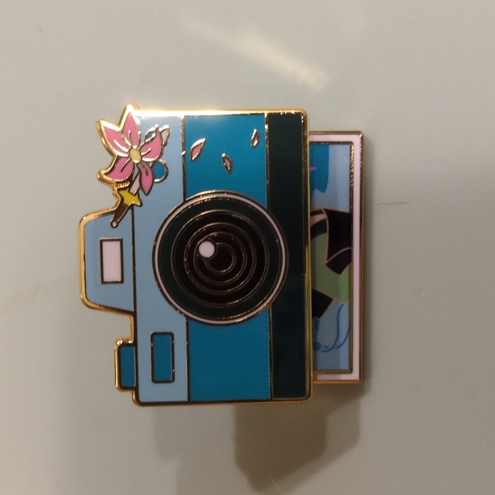 Mulan Camera Pin - Picture 2 of 3